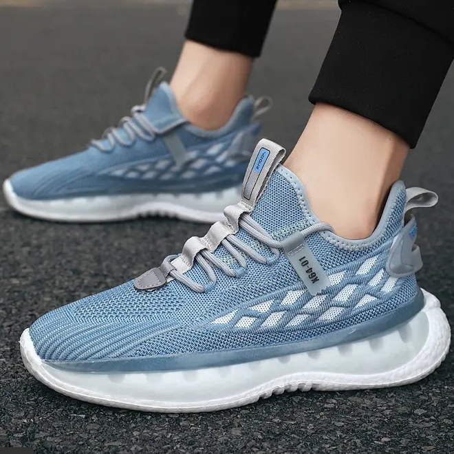Men's sports shoes are lightweight, breathable, and casual shoes. They are popular among internet celebrities and students. They are trendy with popcorn soles and running shoes