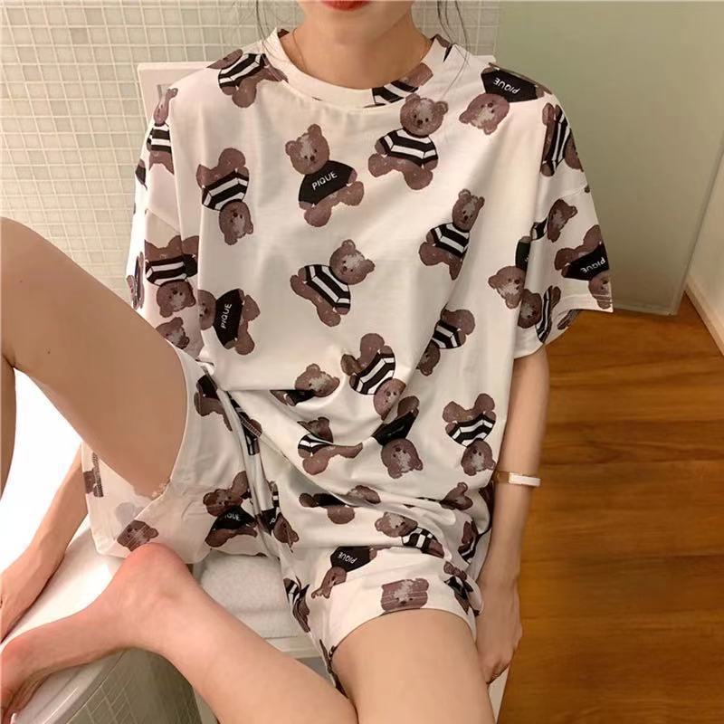 Women in pajamas with short sleeves can wear a set of home wear over them