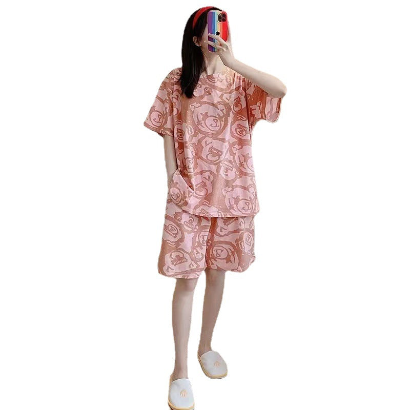 Women in pajamas with short sleeves can wear a set of home wear over them