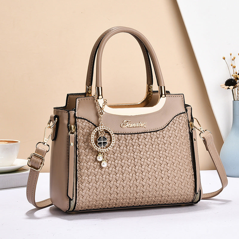 One-shoulder elegant lady's handbag by hand